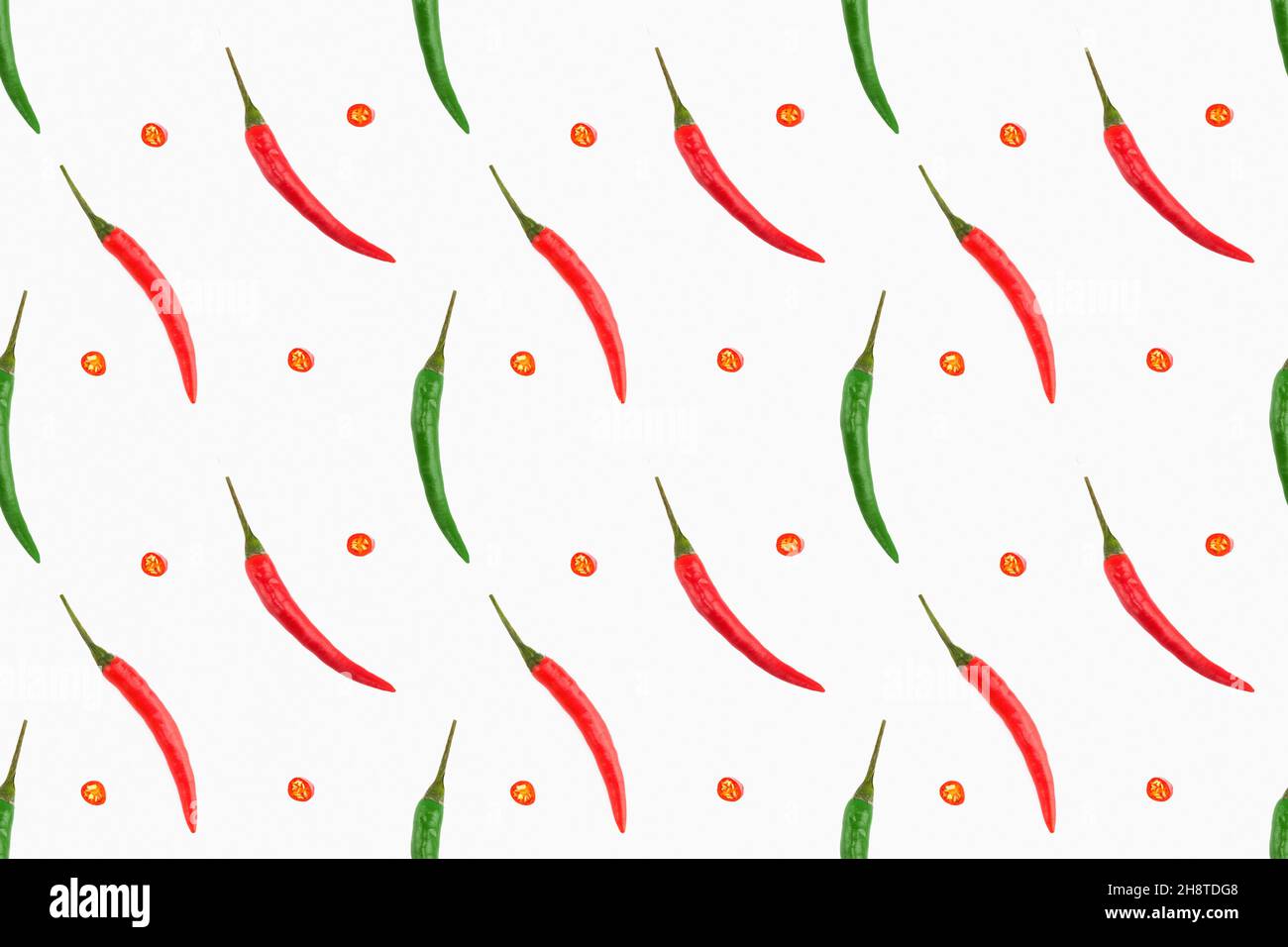 Nahtloses Gewürzmuster mit roten und grünen Paprikaschoten diagonal, Scheiben geschnittenen roten Paprikaschoten auf weißem Hintergrund. Gesunde Ernährung Konzept Stockfoto