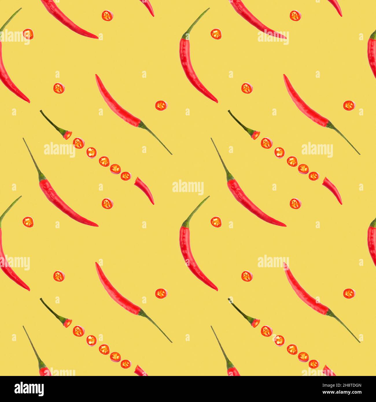 Nahtloses Gewürzmuster mit roten Paprika-Schoten diagonal auf gelbem Hintergrund. Seitenverhältnis 1:1. Gesunde Ernährung Konzept Stockfoto