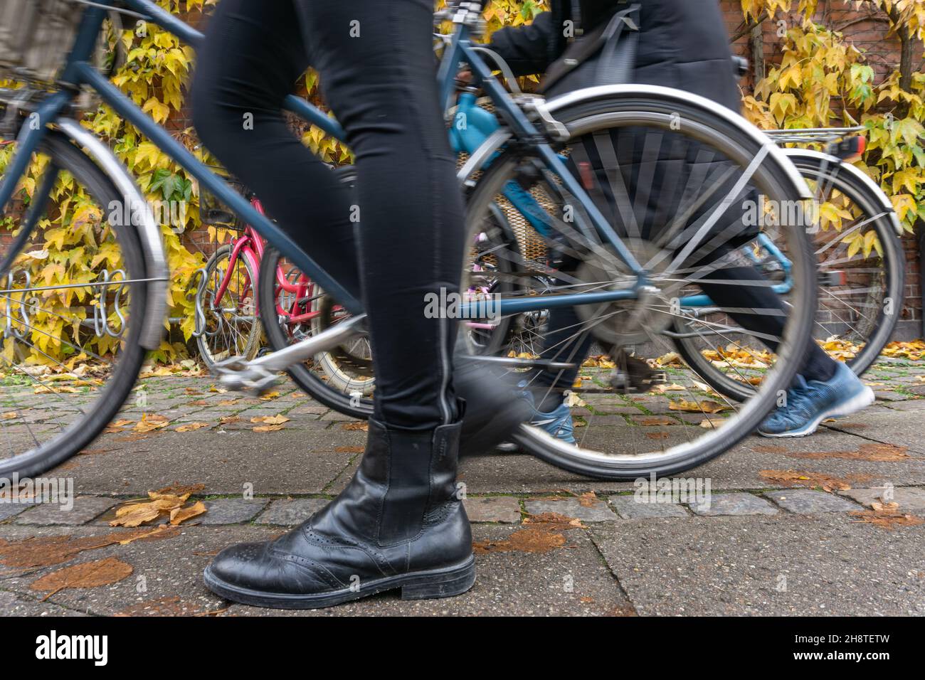 Kopenhagen, Dänemark - 31. Oktober 2021: Beine von Menschen, die am bewölkten novembertag mit dem Fahrrad unterwegs sind Stockfoto