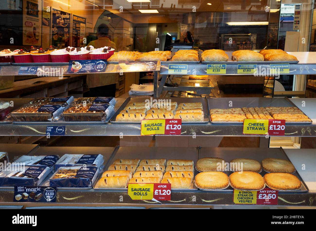Cooplands Laden für Bäcker in Redcar North Yorkshire mit einer Ausstellung von Pasteten, Wurstbrötchen und Kuchen Stockfoto