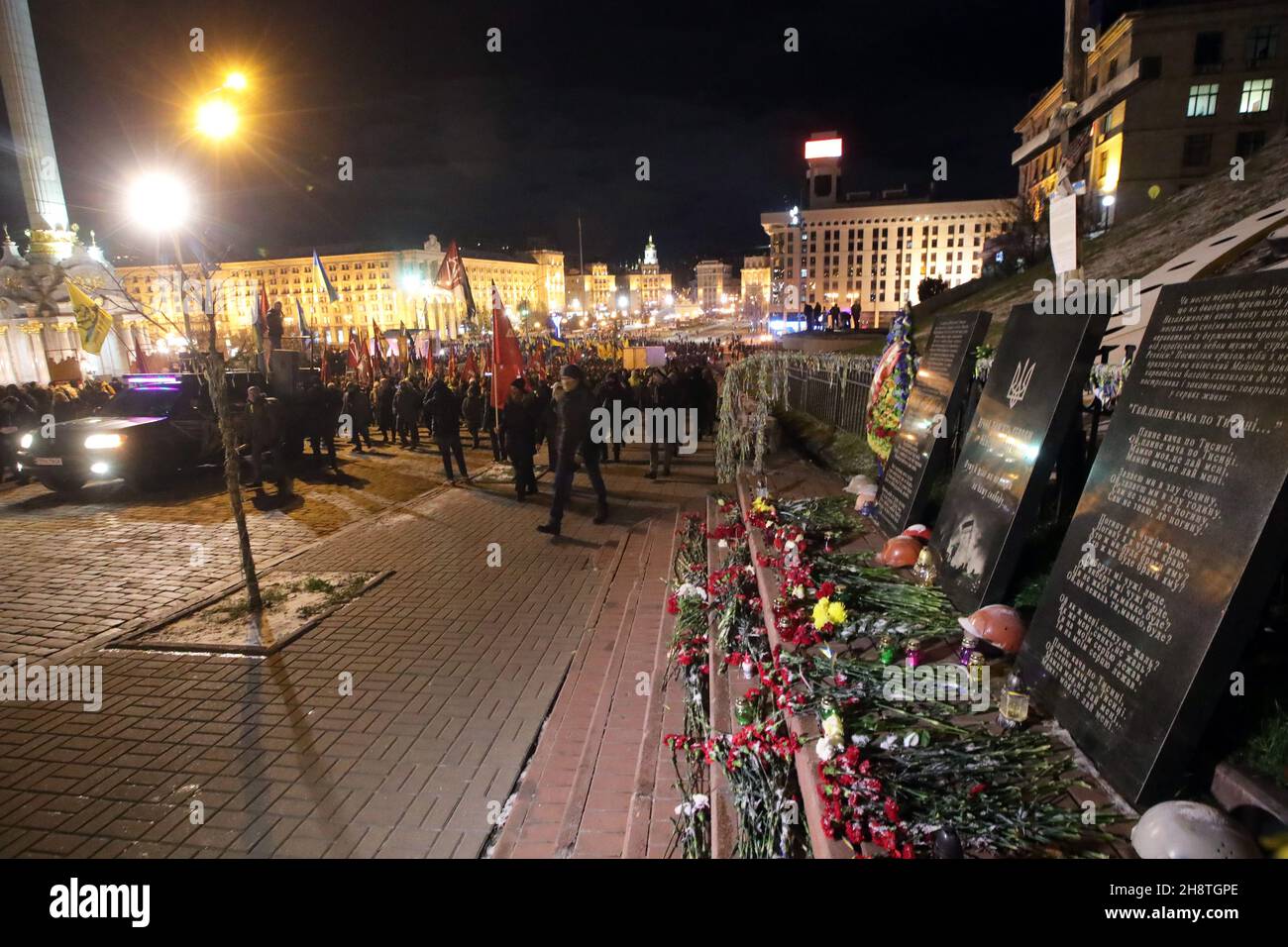 KIEW, UKRAINE - 1. DEZEMBER 2021 - das Denkmal der Himmlischen Hundert Helden ist in der Nähe von Maidan Nezalezhnosti während der Verteidigung der Ukraine abgebildet - Stop Coup d' Stockfoto