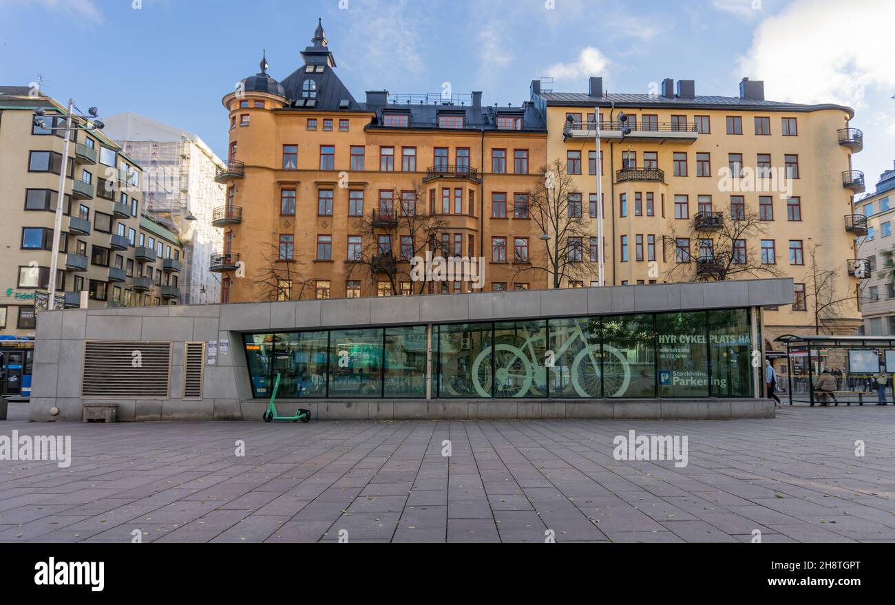 Stockholm, Schweden - 4. November 2021: Parkhaus für Fahrräder in der Nähe des Bahnhofs in Stockholm, Park-and-Ride-Abstellraum Stockfoto