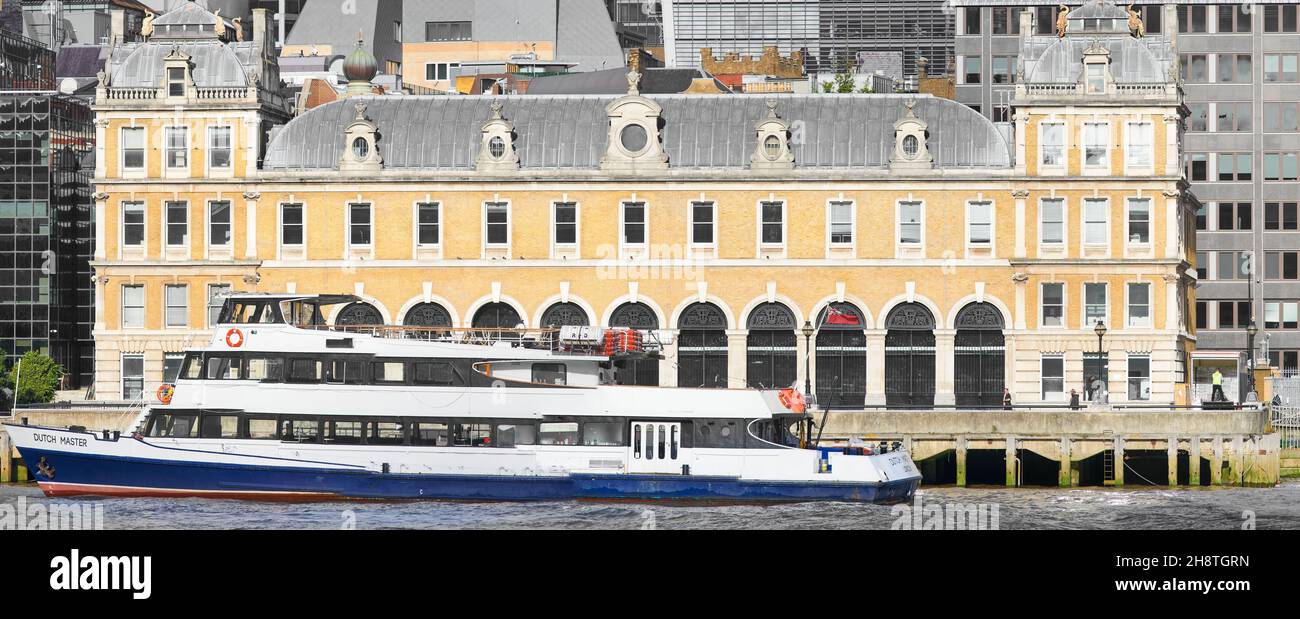 The Custom House, North Bank River Thames, London, England, mit dem Dutch Master Party Boot, das vor ihm festgemacht wurde. Stockfoto