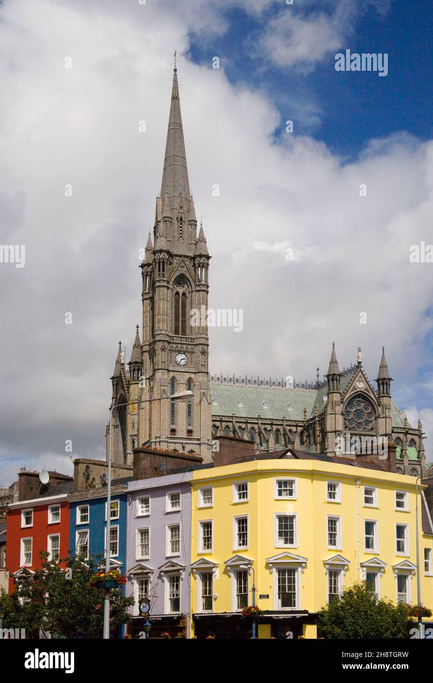 die st Colmans Cathedral dominiert die Skyline von cobh im County Cork im Süden irlands Stockfoto