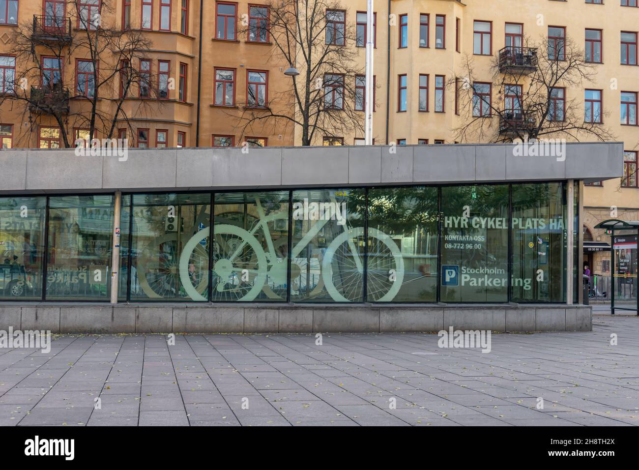 Stockholm, Schweden - 4. November 2021: Garage für Fahrräder für Monatsmiete für Menschen, die Park-and-Ride-Speicher nutzen Stockfoto