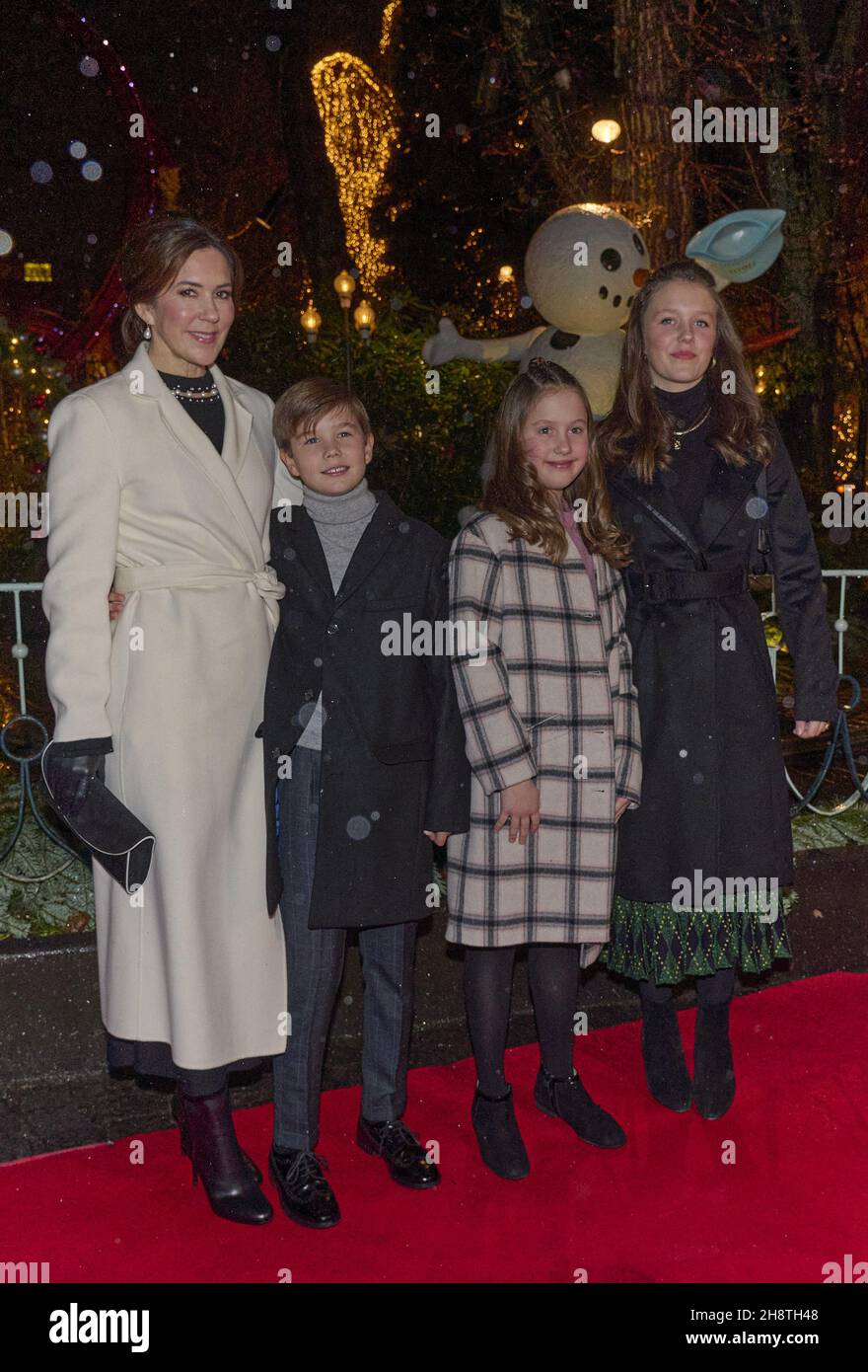 Crownprinzessin Mary Ankunft mit den Kindern Isabella und den Zwillingen Josephine und Vincent zur Ballettpremiere. Teilnahme an der Premiere des Balletts „die Schneekönigin“ im Tivoli in Kopenhagen, Dennmark am 1. Dezember 2021. Die Queen ist die Bühnenbildnerin der Performance, die am 2019 in der Tivoli Concert Hall uraufgeführt wurde und am 1st 2021. Dezember wiedereröffnet wird. Die Schneekönigin von Hans Christian Andersen ist eine originelle Geschichte von Freundschaft, Liebe und Brave. Die Geschichte wurde erstmals im Dezember 1844 veröffentlicht. Foto von Stella Pictures/ABACAPRESS.COM Stockfoto