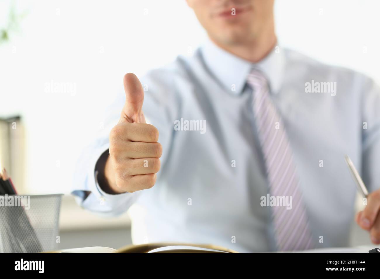 Der Mann im Büro zeigt eine gute Geste, Nahaufnahme Stockfoto