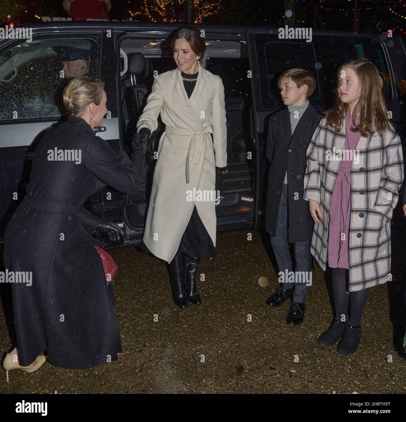 Crownprinzessin Mary Ankunft mit den Kindern Isabella und den Zwillingen Josephine und Vincent zur Ballettpremiere. Teilnahme an der Premiere des Balletts „die Schneekönigin“ im Tivoli in Kopenhagen, Dennmark am 1. Dezember 2021. Die Queen ist die Bühnenbildnerin der Performance, die am 2019 in der Tivoli Concert Hall uraufgeführt wurde und am 1st 2021. Dezember wiedereröffnet wird. Die Schneekönigin von Hans Christian Andersen ist eine originelle Geschichte von Freundschaft, Liebe und Brave. Die Geschichte wurde erstmals im Dezember 1844 veröffentlicht. Foto von Stella Pictures/ABACAPRESS.COM Stockfoto