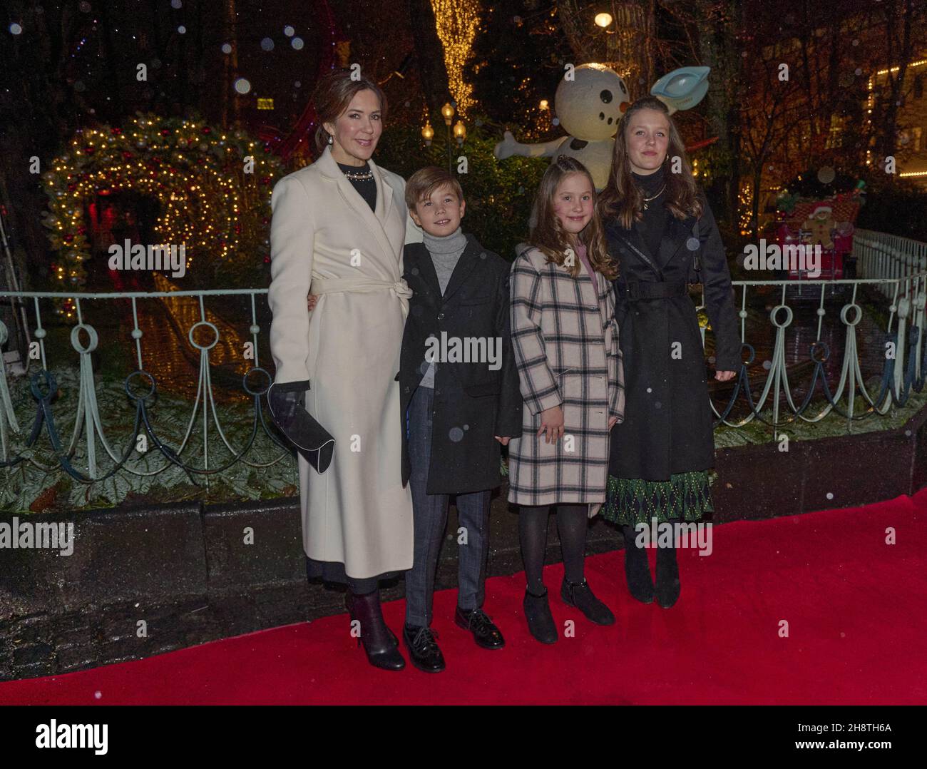 Crownprinzessin Mary Ankunft mit den Kindern Isabella und den Zwillingen Josephine und Vincent zur Ballettpremiere. Teilnahme an der Premiere des Balletts „die Schneekönigin“ im Tivoli in Kopenhagen, Dennmark am 1. Dezember 2021. Die Queen ist die Bühnenbildnerin der Performance, die am 2019 in der Tivoli Concert Hall uraufgeführt wurde und am 1st 2021. Dezember wiedereröffnet wird. Die Schneekönigin von Hans Christian Andersen ist eine originelle Geschichte von Freundschaft, Liebe und Brave. Die Geschichte wurde erstmals im Dezember 1844 veröffentlicht. Foto von Stella Pictures/ABACAPRESS.COM Stockfoto