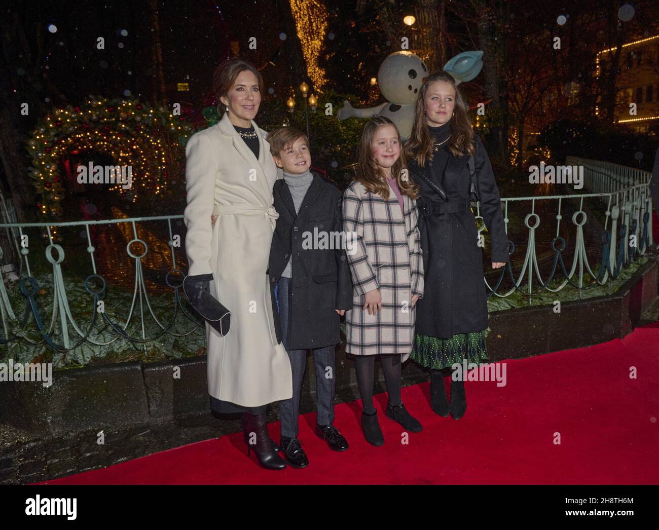 Crownprinzessin Mary Ankunft mit den Kindern Isabella und den Zwillingen Josephine und Vincent zur Ballettpremiere. Teilnahme an der Premiere des Balletts „die Schneekönigin“ im Tivoli in Kopenhagen, Dennmark am 1. Dezember 2021. Die Queen ist die Bühnenbildnerin der Performance, die am 2019 in der Tivoli Concert Hall uraufgeführt wurde und am 1st 2021. Dezember wiedereröffnet wird. Die Schneekönigin von Hans Christian Andersen ist eine originelle Geschichte von Freundschaft, Liebe und Brave. Die Geschichte wurde erstmals im Dezember 1844 veröffentlicht. Foto von Stella Pictures/ABACAPRESS.COM Stockfoto