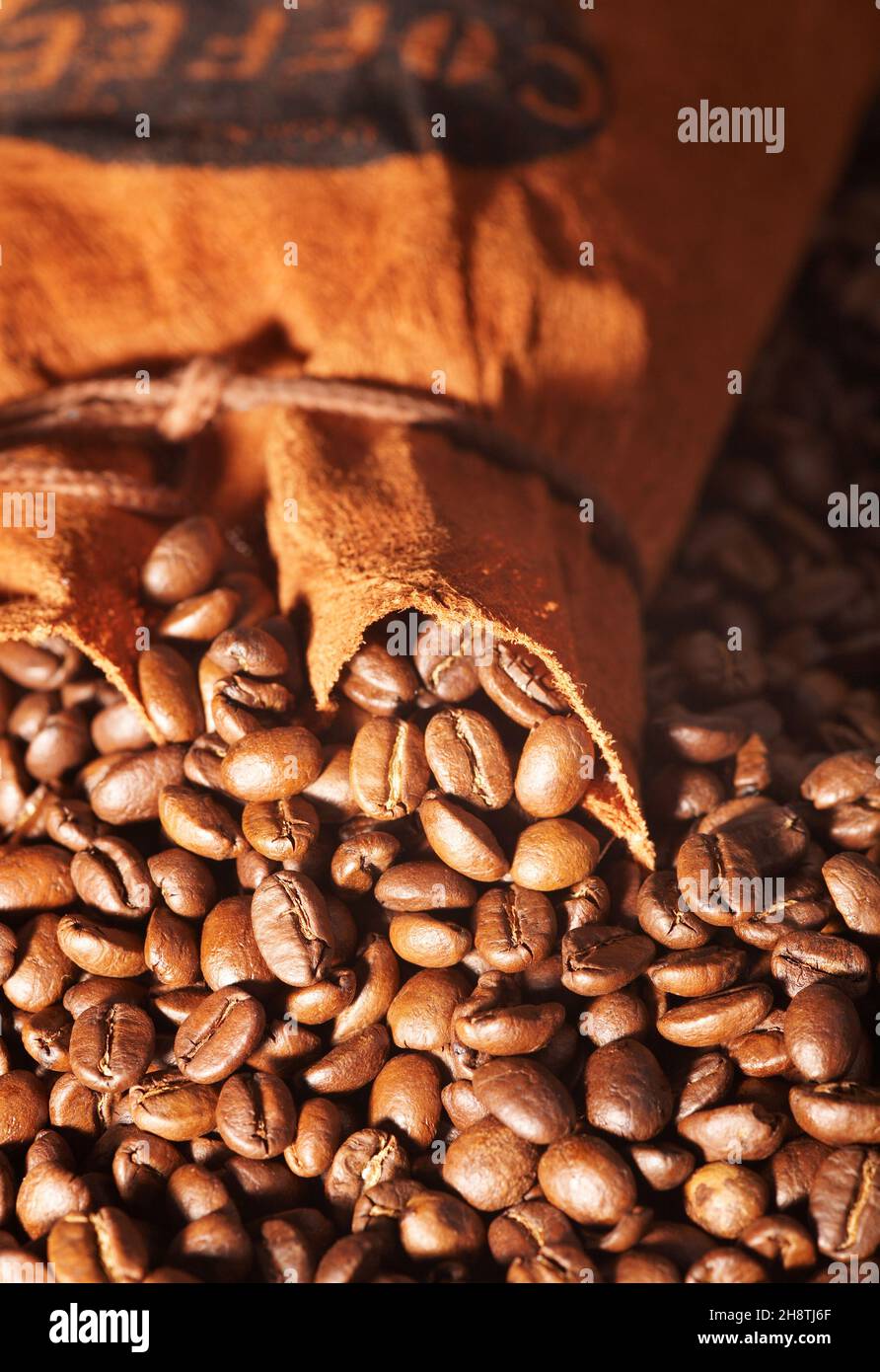 Beutel mit Kaffee und Kaffeebohnen Stockfoto
