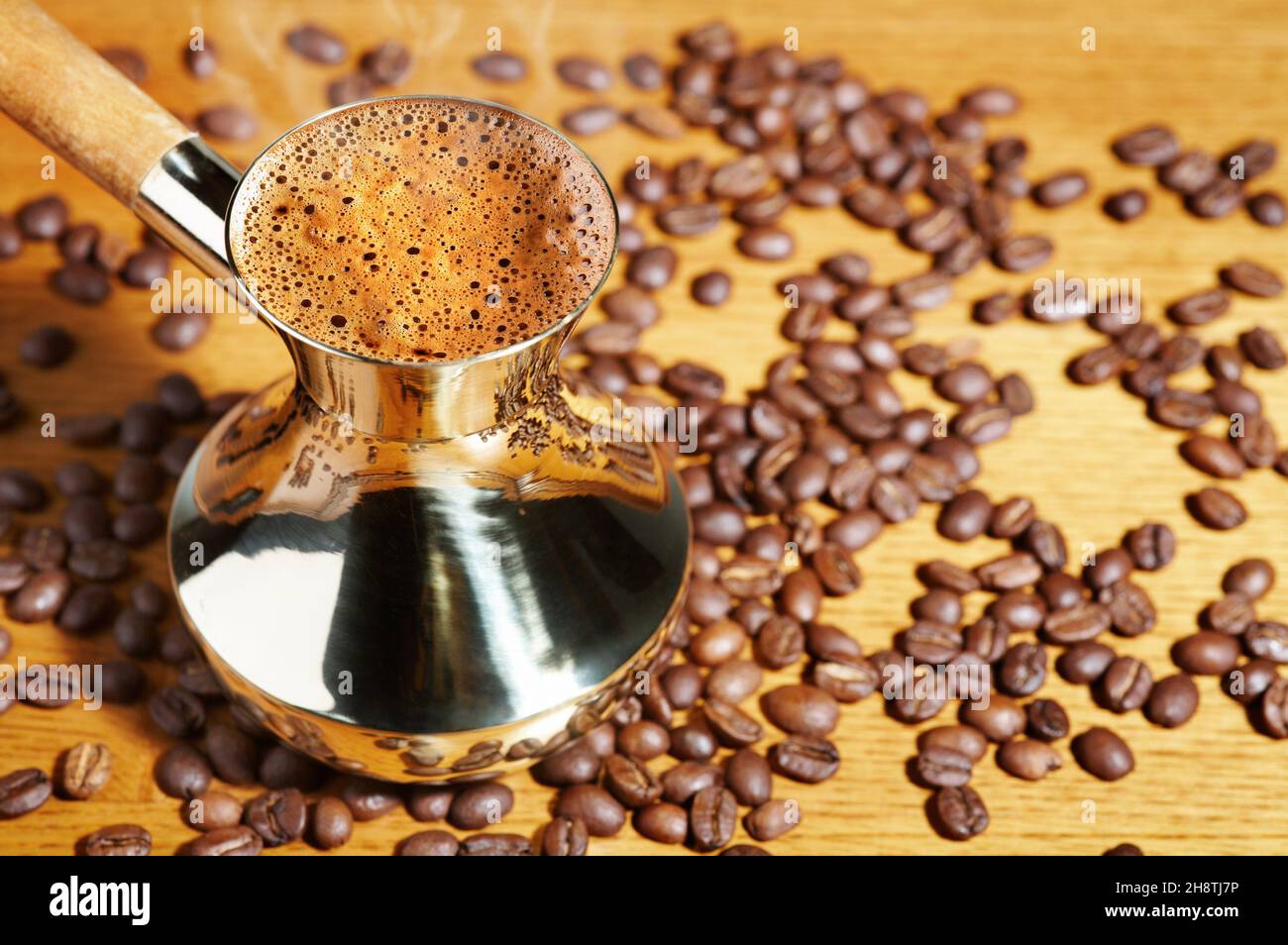Türkische Kaffeekanne und Kaffeebohnen Stockfoto