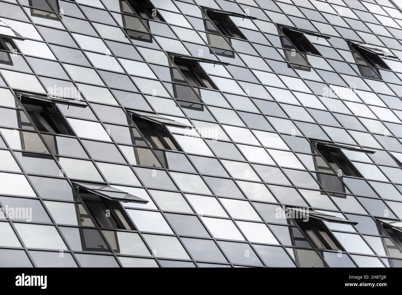 Abstrakte Hintergrundstruktur mit offenen Fenstern eines modernen Bürogebäudes Stockfoto