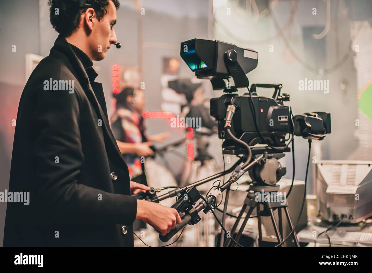 Hinter der Bühne. Einrichtung mehrerer Kameras. Kameramann, der die Filmszene mit der Kamera im Filmstudio dreht. Gruppenkino-Set Stockfoto