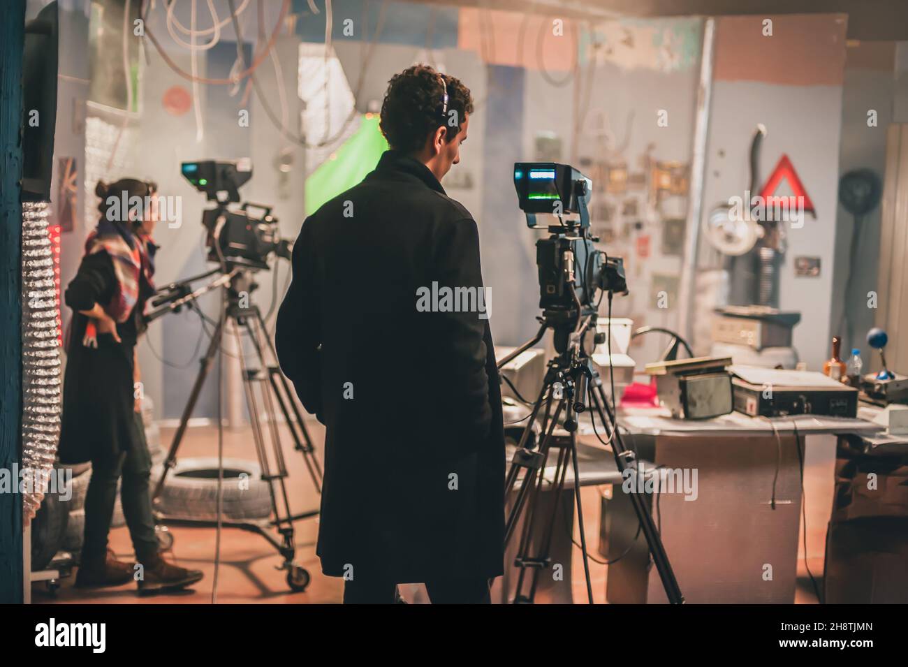 Hinter der Bühne. Einrichtung mehrerer Kameras. Kameramann, der die Filmszene mit der Kamera im Filmstudio dreht. Gruppenkino-Set Stockfoto