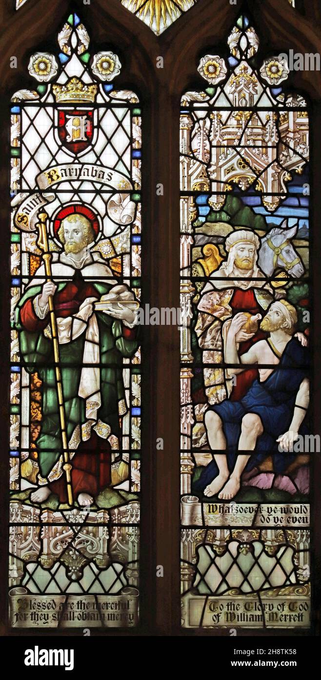 Ein Buntglasfenster von Robert Newbery mit St. Barnabas und dem Good Smaritan, St. Mary's Church, Usk, Monmouthshire Stockfoto