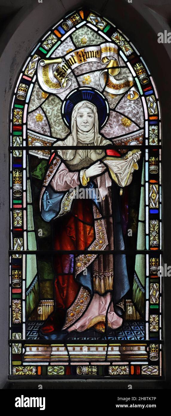 Ein Buntglasfenster von Percy Bacon & Brothers mit der Darstellung von St. Anne, St. Mary Magdalene Church, Ripley, Surrey Stockfoto