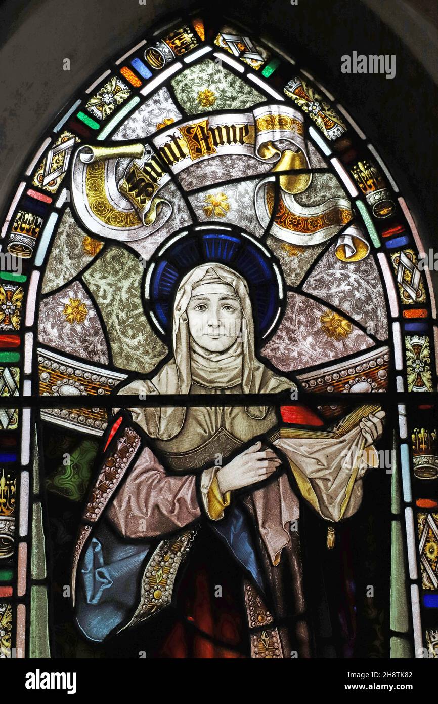 Ein Buntglasfenster aus dem Jahr 1896 von Percy Bacon & Brothers mit der Darstellung von Saint Anne, St. Mary Magdalene Church, Ripley, Surrey Stockfoto