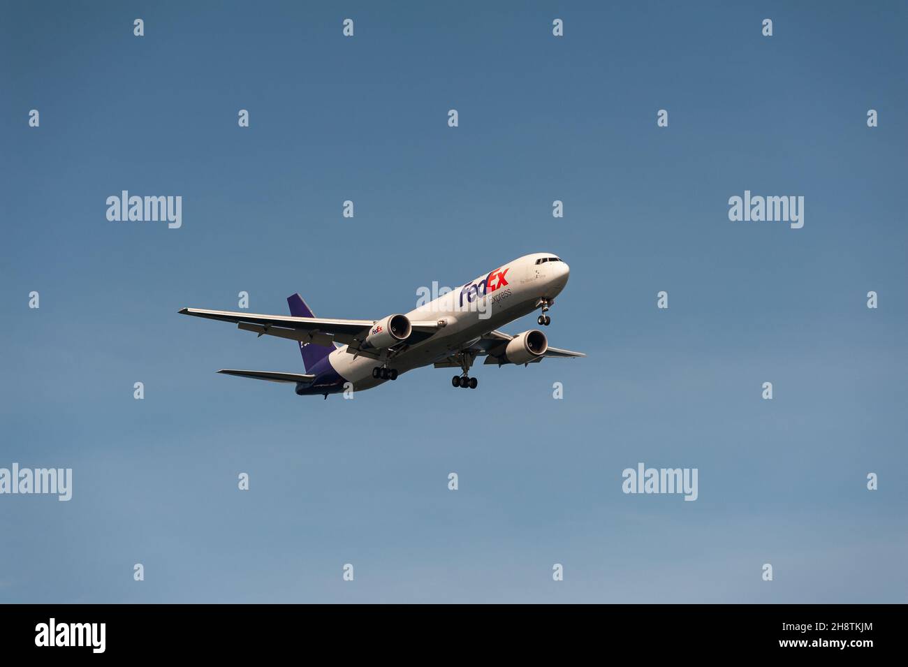 29.11.2021, Singapur, Republik Singapur, Asien - Ein Federal Express (FedEx) 767-300F Frachtflugzeug nähert sich dem Changi Airport zur Landung. Stockfoto