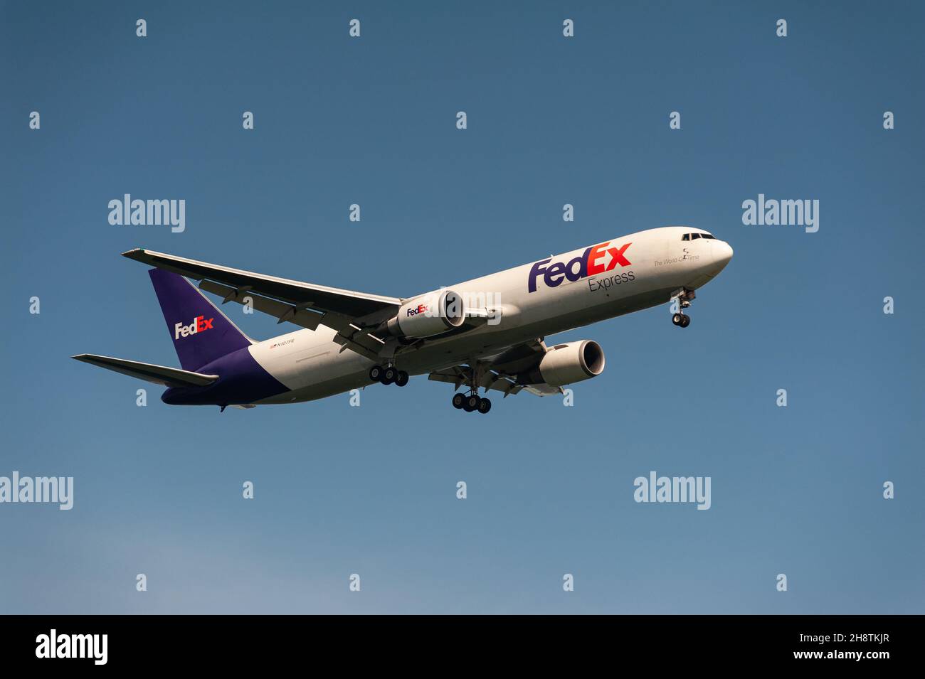 29.11.2021, Singapur, Republik Singapur, Asien - Ein Federal Express (FedEx) 767-300F Frachtflugzeug nähert sich dem Changi Airport zur Landung. Stockfoto