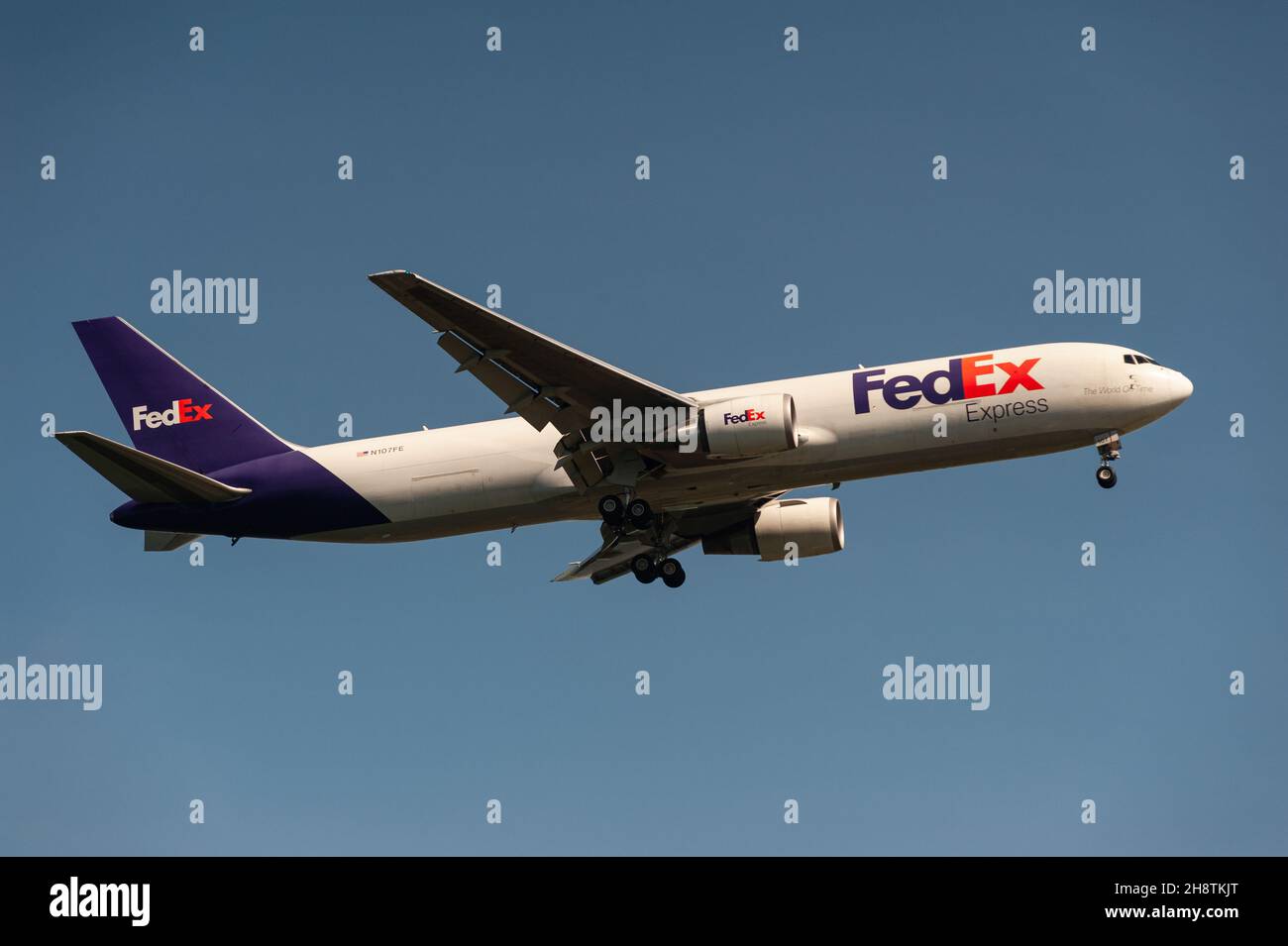 29.11.2021, Singapur, Republik Singapur, Asien - Ein Federal Express (FedEx) 767-300F Frachtflugzeug nähert sich dem Changi Airport zur Landung. Stockfoto