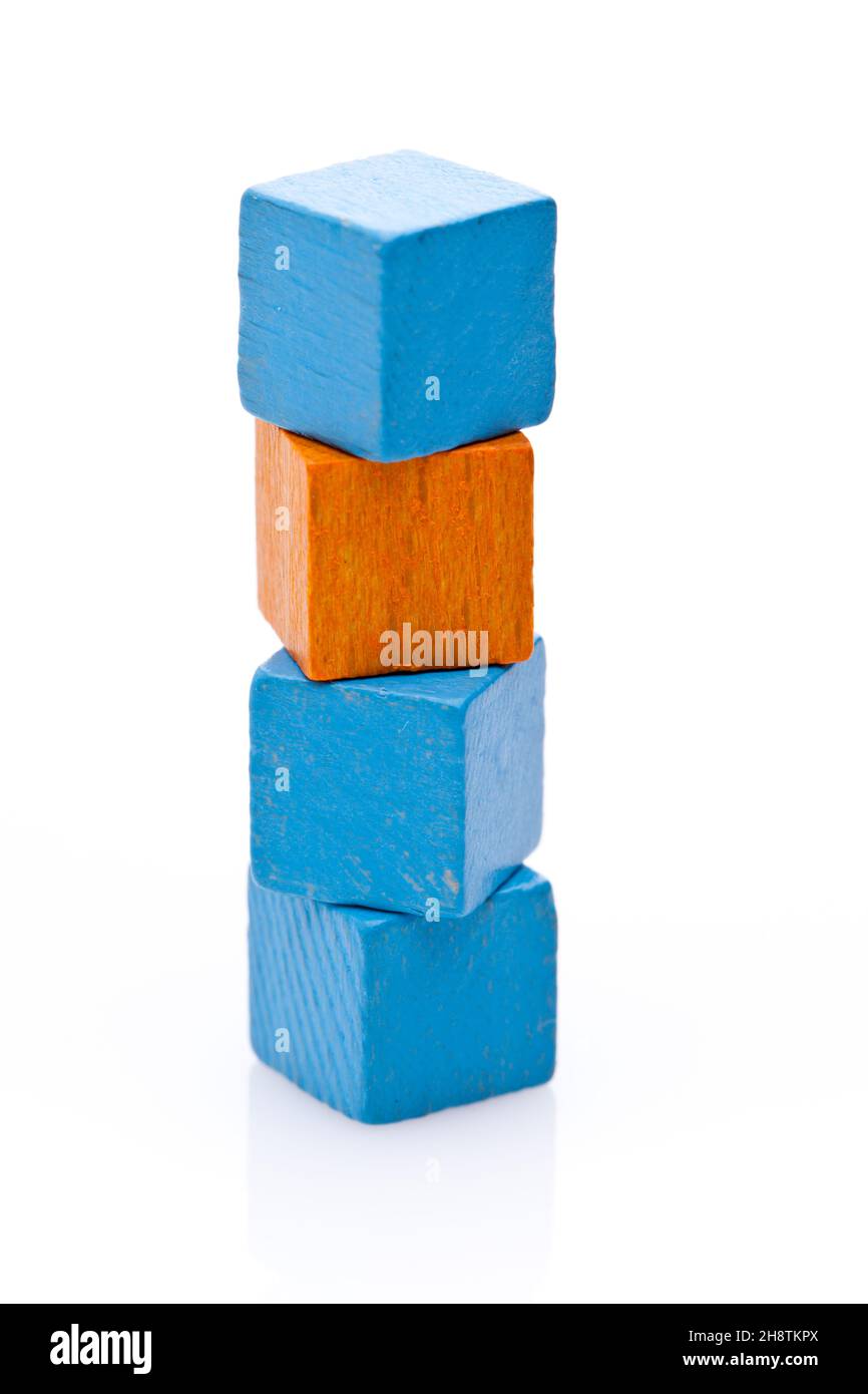 Farbkontrast: Orange und blaue Würfel Stockfoto