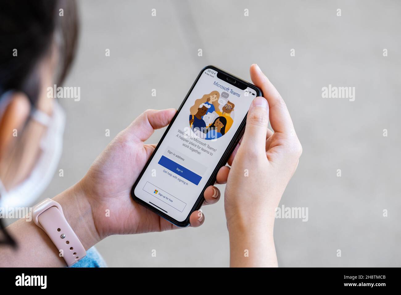 Chiangmai, Thailand - 28. NOVEMBER 2021: Ein Benutzer öffnet die mobile App Microsoft Teams. Teams ist eine einheitliche Plattform für die Kommunikation und Zusammenarbeit mit Teams Stockfoto