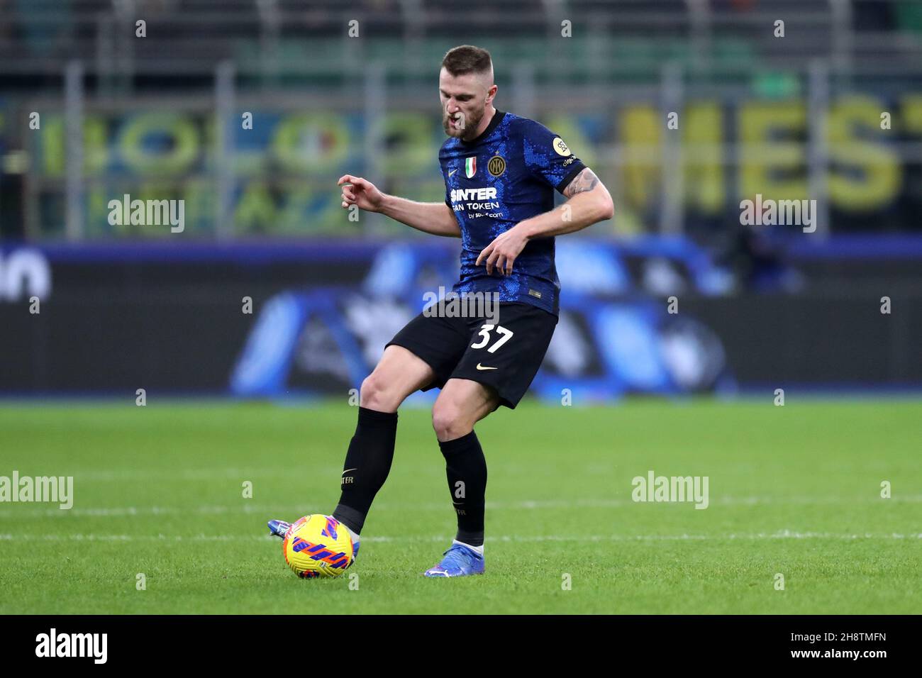 Mailand, Italien. 01st Dez 2021. Milan Skriniar vom FC Internazionale kontrolliert den Ball während des Serie-A-Spiels zwischen dem FC Internazionale und Spezia Calcio im Stadio Giuseppe Meazza am 1. Dezember 2021 in Mailand, Italien. Quelle: Marco Canoniero/Alamy Live News Stockfoto