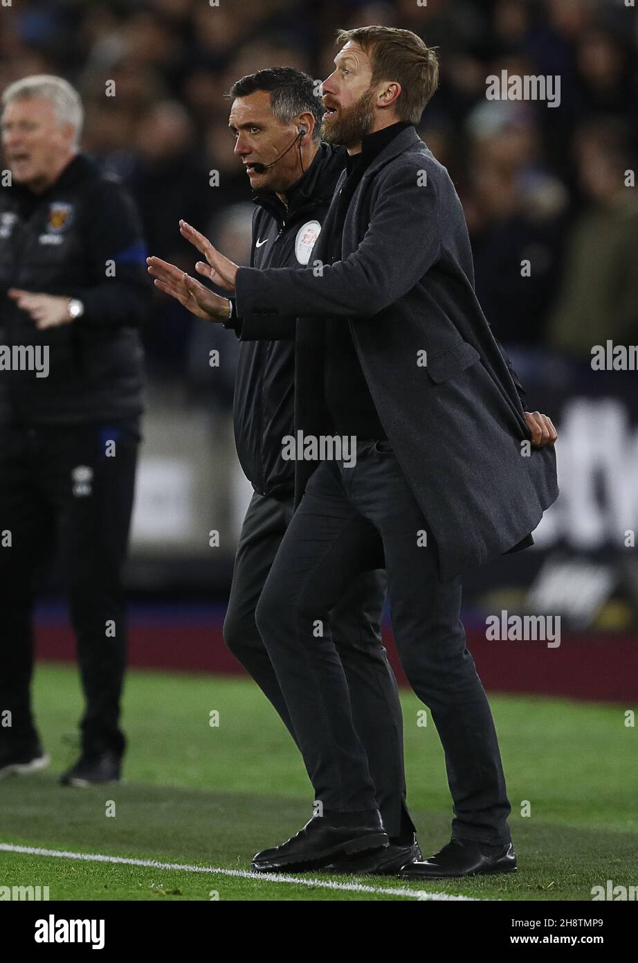 London, England, 1st. Dezember 2021. Graham Potter, Manager von Brighton und Hove Albion, wird während des Premier-League-Spiels im Londoner Stadion vom vierten Offiziellen Andre Marriner aus dem Feld gezogen. Bildnachweis sollte lauten: Paul Terry / Sportimage Kredit: Sportimage/Alamy Live News Stockfoto