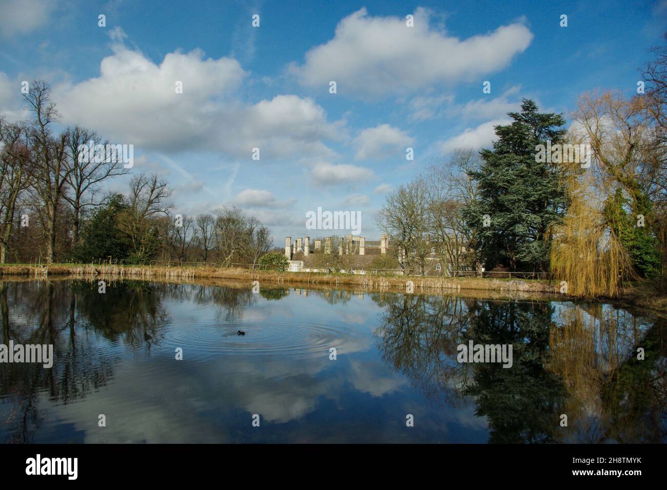 Ziersee im Winter auf dem Gelände des Boughton House, das Haus im Hintergrund sichtbar; Northamptonshire, Großbritannien Stockfoto