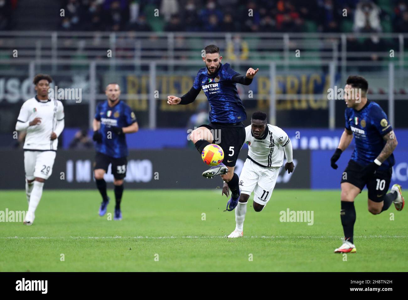 Roberto Gagliardini vom FC Internazionale kontrolliert den Ball während des Serie-A-Spiels zwischen dem FC Internazionale und Spezia Calcio im Stadio Giuseppe Meazza am 1. Dezember 2021 in Mailand, Italien. Stockfoto