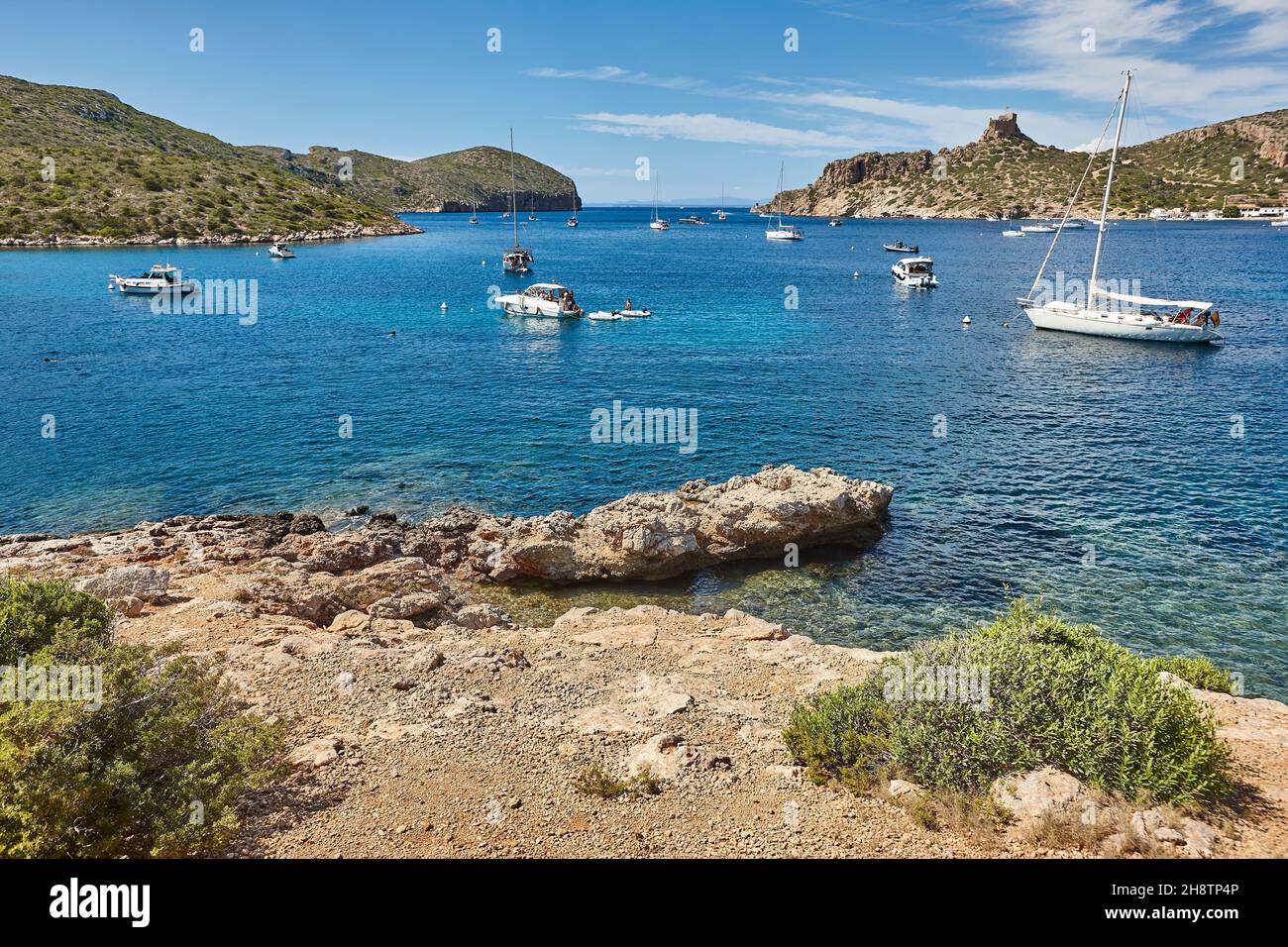 Türkisfarbenes Wasser in der Küstenlandschaft der Insel Cabrera. Balearen. Spanien Stockfoto