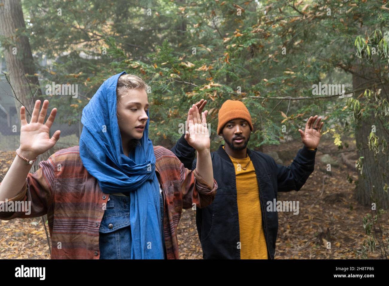 CHLOE GRACE MORETZ und ALGEE SMITH in MOTHER / ANDROID (2021), Regie: MATTSON TOMLIN. Credit: 6th & Idaho Productions / Album Stockfoto