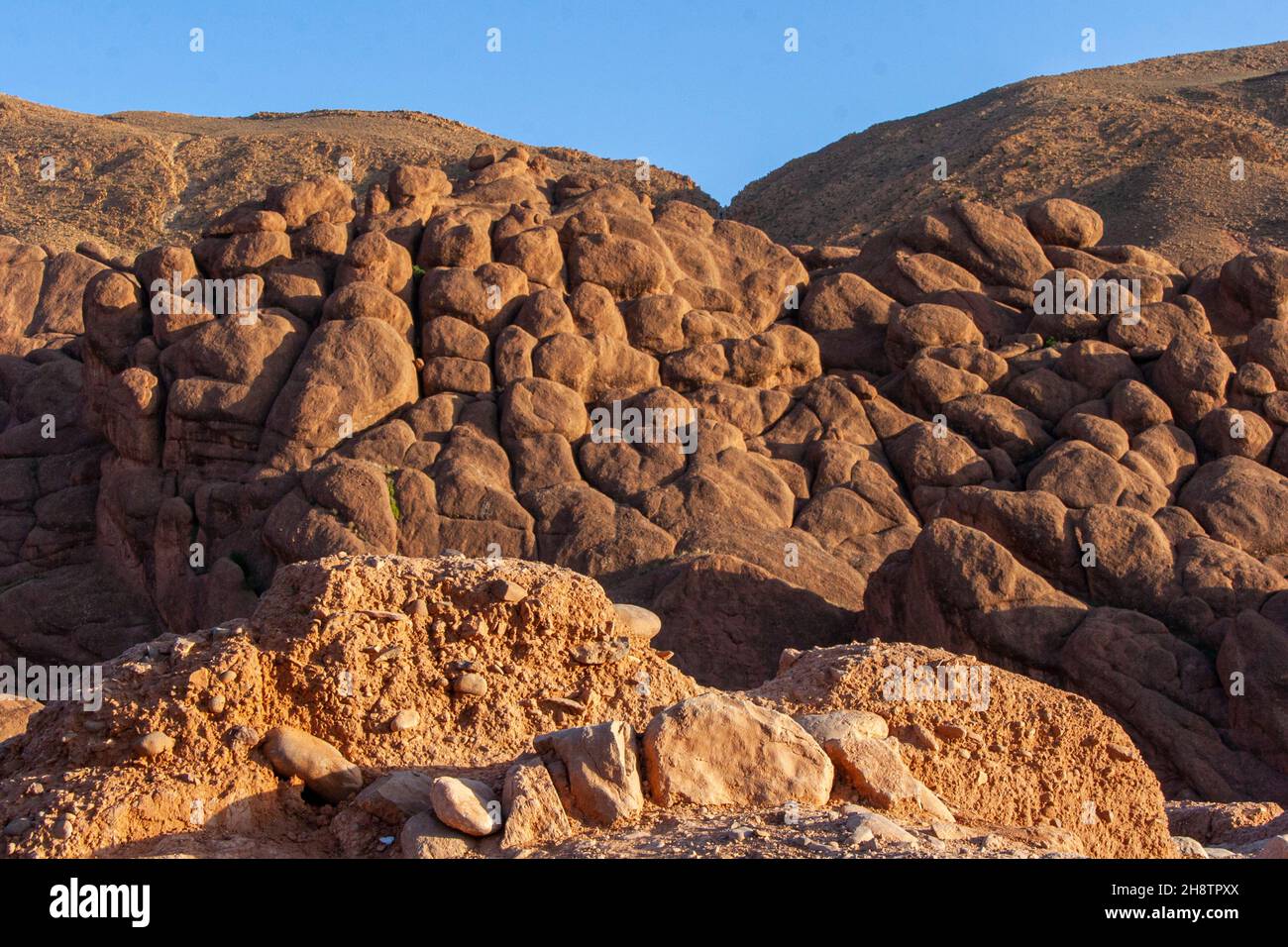 Das Gehirn des Atlas befindet sich in den Schluchten von Dadès, einer Reihe von zerklüfteten schluchten des wadi, die am Fluss Dadès in Marokko ausgegraben wurden. Der Fluss entspringt mir Stockfoto