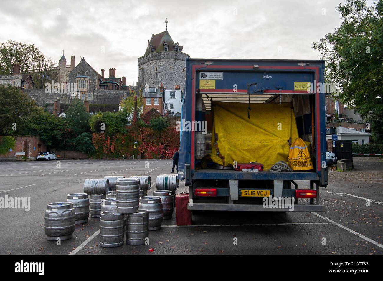 Windsor, Großbritannien. 26th. Oktober 2021. Bierfässer werden an einen Wetherspoon Pub in Windsor geliefert. Der Preis für Bier soll aufgrund von Lieferkettenengpässen um 30p pro Pint steigen. Quelle: Maureen McLean/Alamy Stockfoto