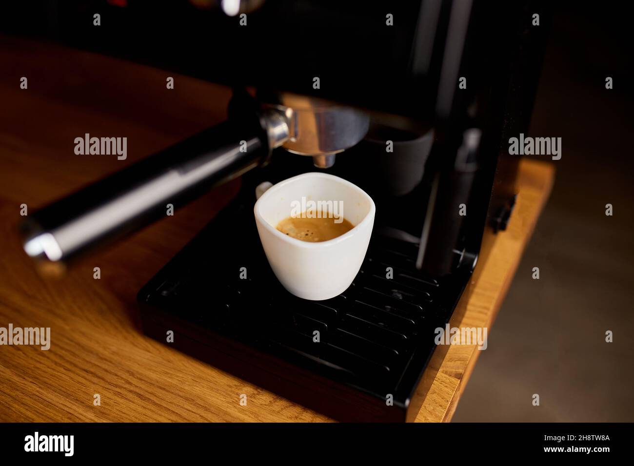 Tasse Kaffee, der mit einer Espressomaschine in Einem Café zubereitet wird, Kaffeemaschine, die Espresso-Kaffee herstellt Stockfoto