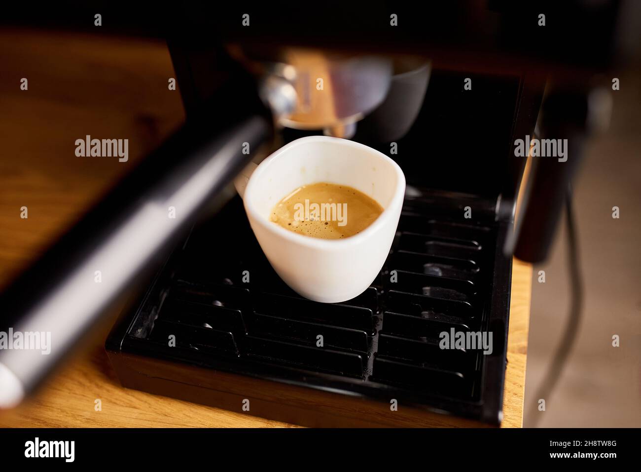 Tasse Kaffee, der mit einer Espressomaschine in Einem Café zubereitet wird, Kaffeemaschine, die Espresso-Kaffee herstellt Stockfoto