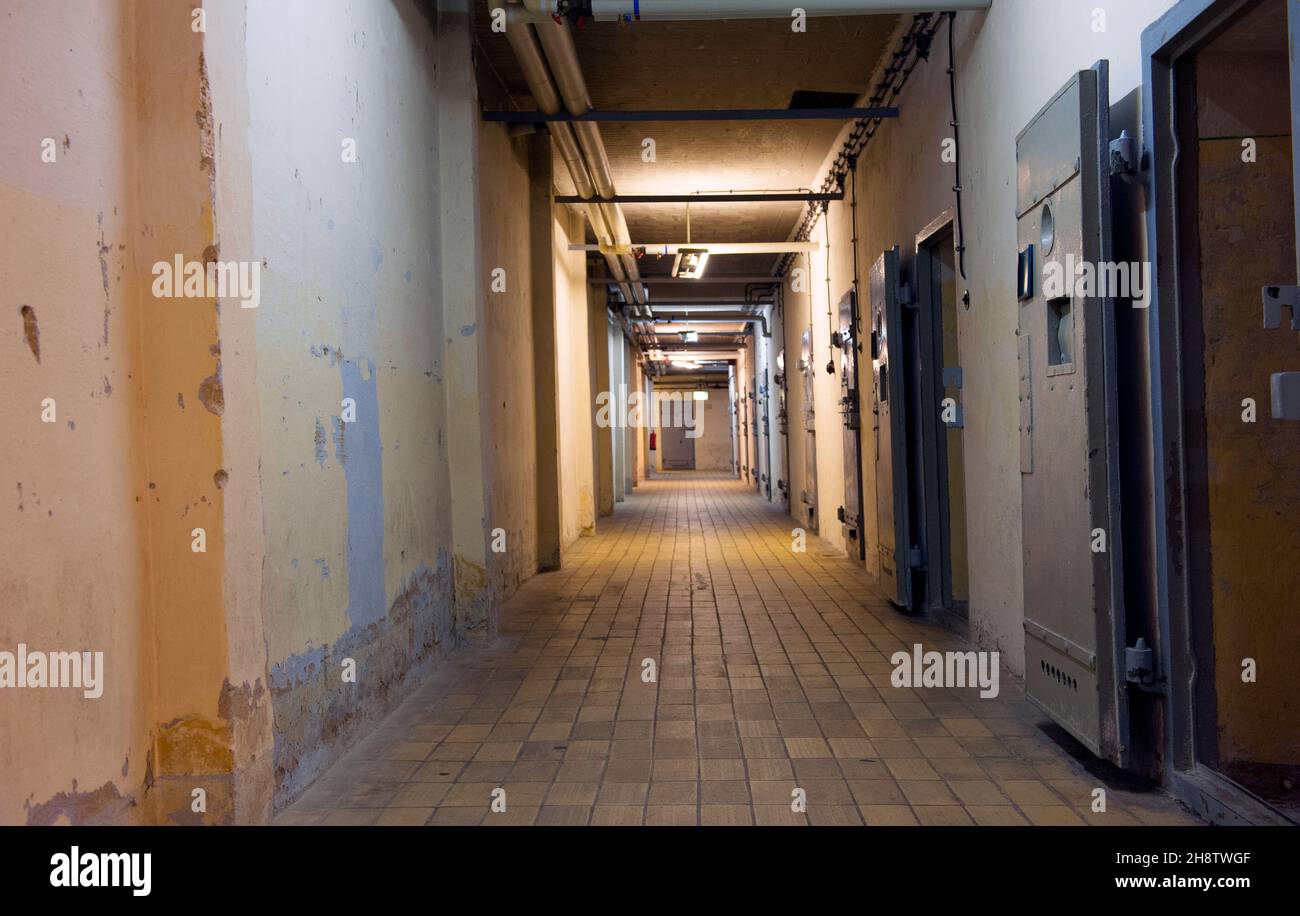 Berlin, Deutschland. Unterirdischer Korridor und Gefängniszellen im ehemaligen Stasi-Gefängnis, das von der DDR-Geheimpolizei genutzt wurde, wo Zivilisten und Kritiker des kommunistischen SED-Regimes als Gefangene und Opfer eines Resozialisierungsprogramms eingesetzt wurden. Stockfoto