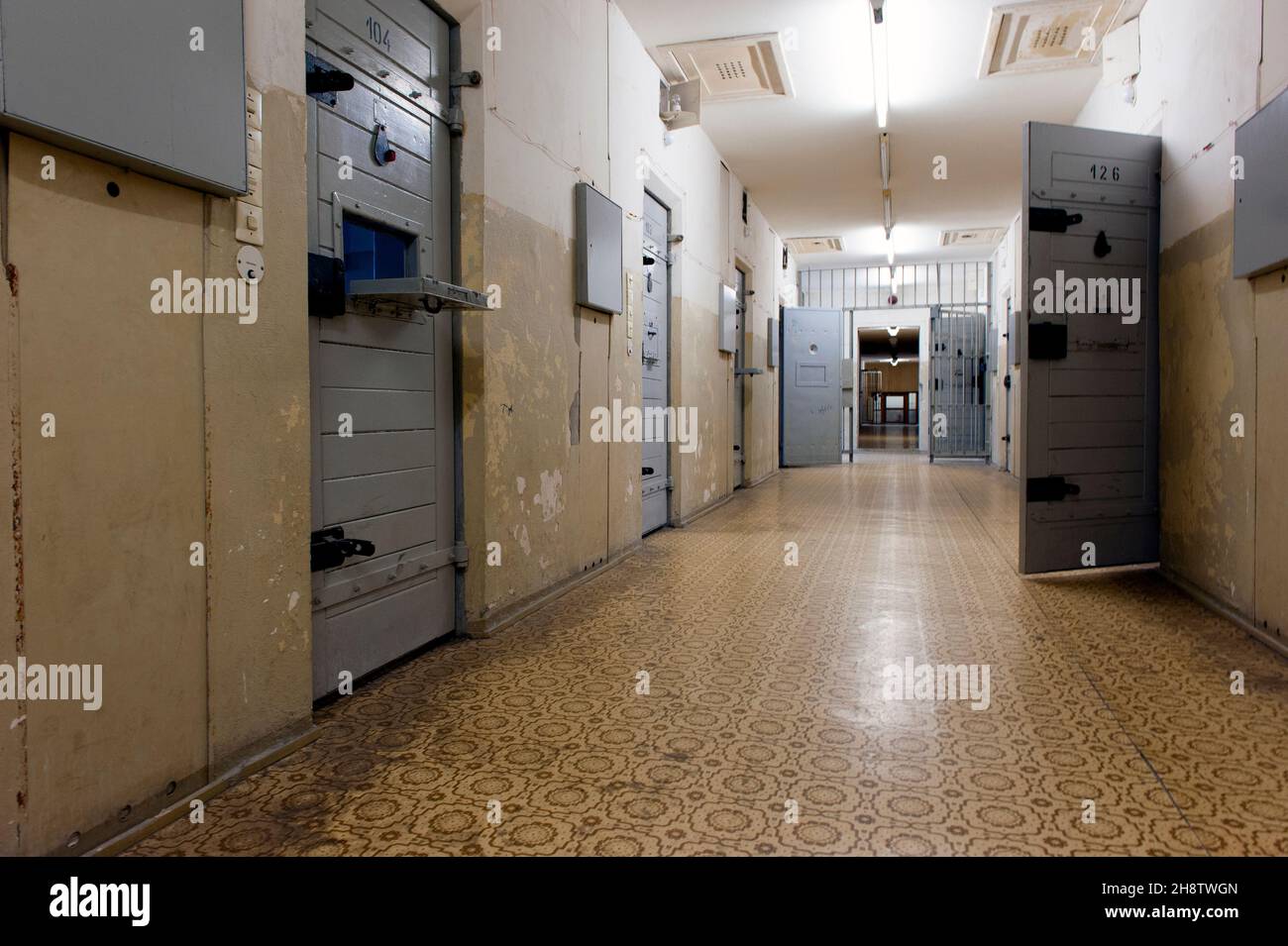 Berlin, Deutschland. Unterirdischer Korridor und Gefängniszellen im ehemaligen Stasi-Gefängnis, das von der DDR-Geheimpolizei genutzt wurde, wo Zivilisten und Kritiker des kommunistischen SED-Regimes als Gefangene und Opfer eines Resozialisierungsprogramms eingesetzt wurden. Stockfoto