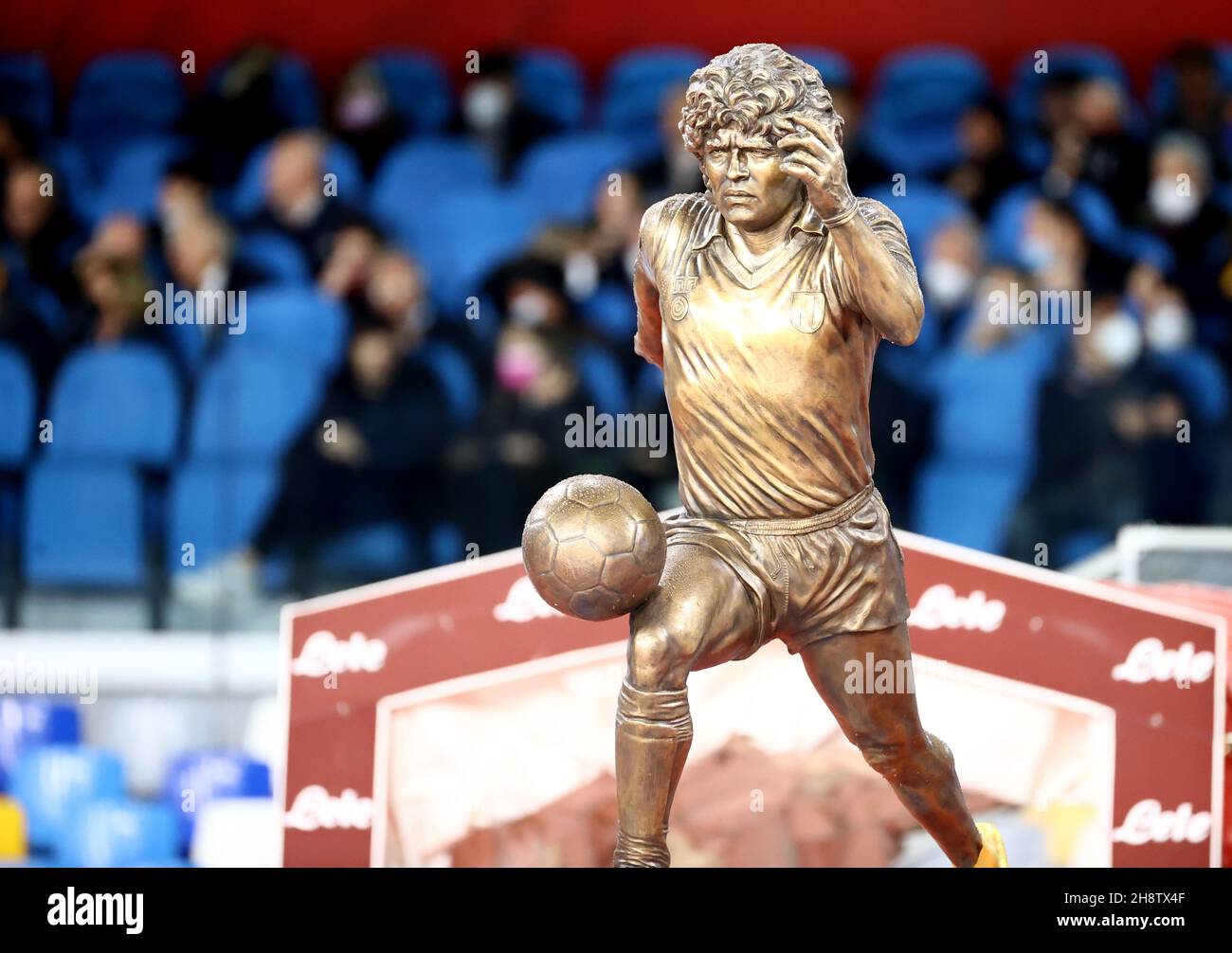 NEAPEL, ITALIEN – NOVEMBER 28: Eine Bronzestatue, die die argentinische Fußballlegende Diego Armando Maradona darstellt, wird auf dem Spielfeld gezeigt, Neapel zollt dem ersten Jahrestag des HID-Todes Tribut, vor dem Serie A-Spiel zwischen SSC Napoli und SS Lazio im Stadio Diego Armando Maradona am 28. November 2021 in Neapel, Italien. (Foto nach MB-Medien) Stockfoto