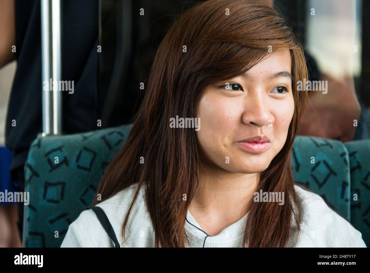 Berlin, Deutschland. Junge Erwachsene, attraktive Asiatin und Studentin pendeln als Fahrgast mit der U-Bahn unter der Stadt zwischen Schule und Haus. Stockfoto