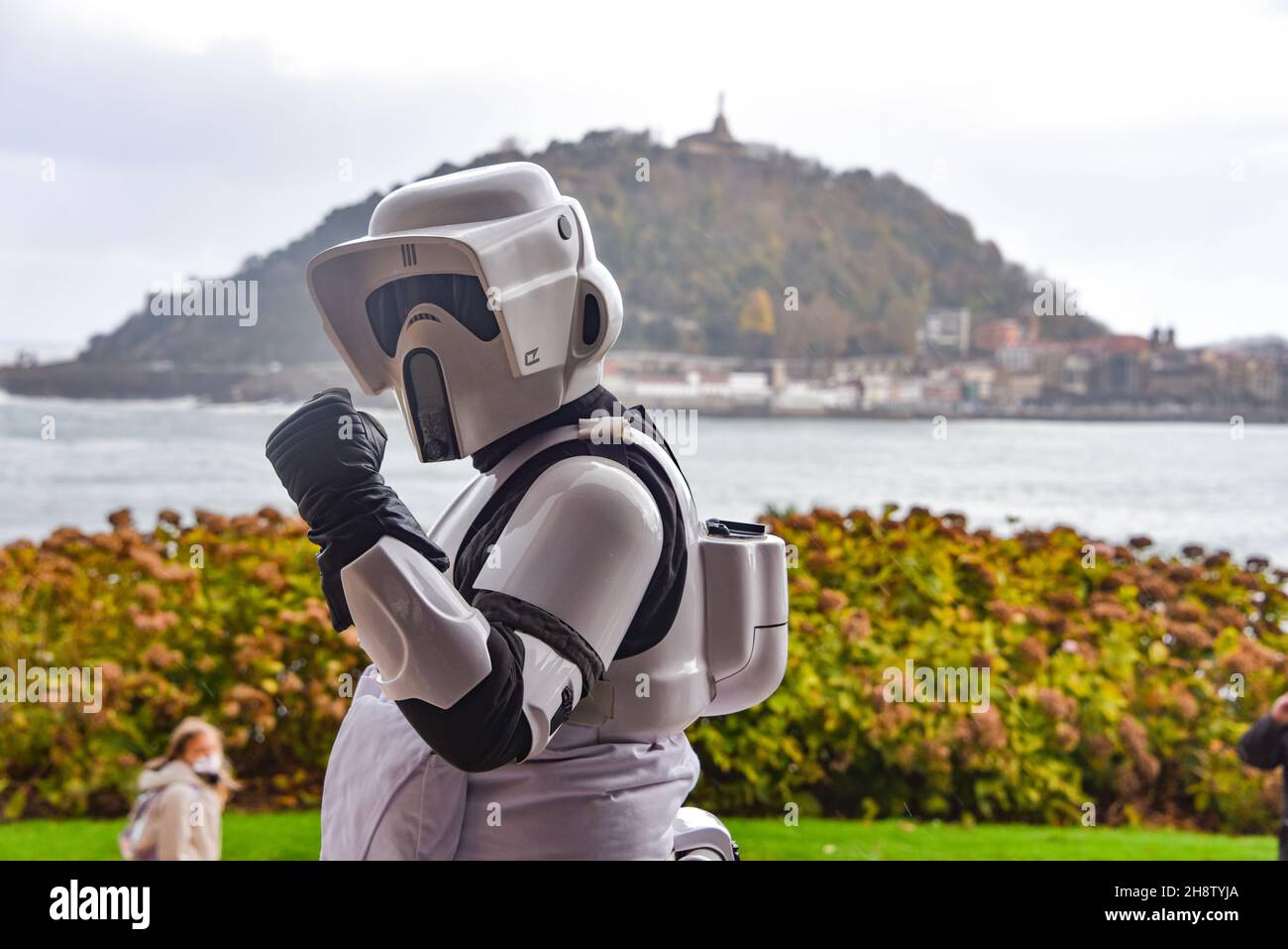 San Sebastian, Spanien - 28. Nov 2021: Star Wars-Charaktere im Palacio Miramar zur Unterstützung des Pink Force Day Stockfoto
