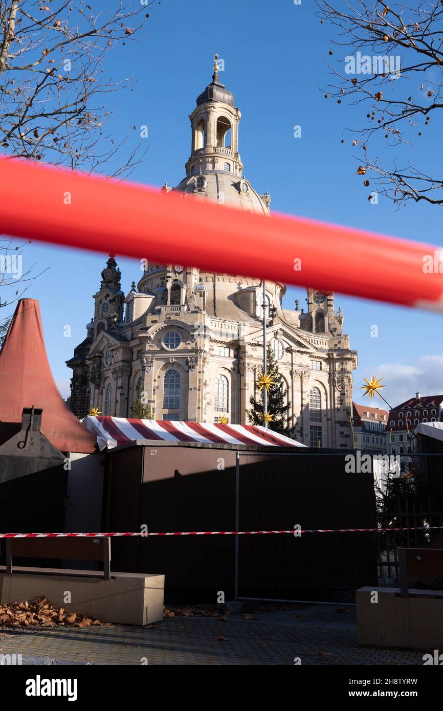 Dresden, Deutschland. 02nd Dez 2021. Vor den geschlossenen Ständen des Historischen Weihnachtsmarktes vor der Frauenkirche am Neumarkt hängt ein Sperrband. Trotz leicht sinkender Inzidenzwerte bleibt Sachsen nach Angaben des Robert Koch-Instituts (RKI) bei weitem der Corona-Hotspot in Deutschland. Quelle: Sebastian Kahnert/dpa-Zentralbild/dpa/Alamy Live News Stockfoto