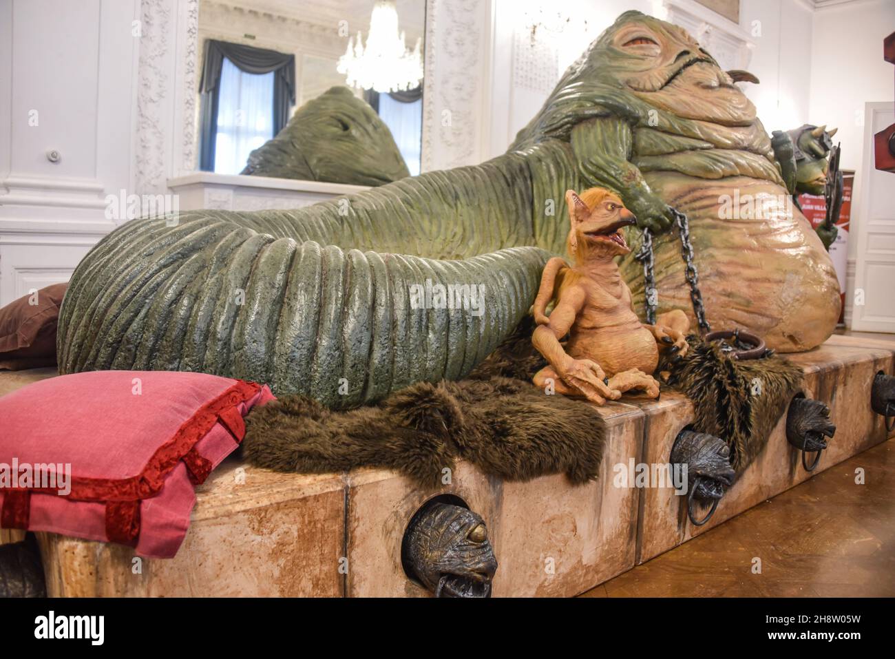 San Sebastian, Spanien - 28. Nov 2021: Star Wars-Charaktere im Palacio Miramar zur Unterstützung des Pink Force Day Stockfoto