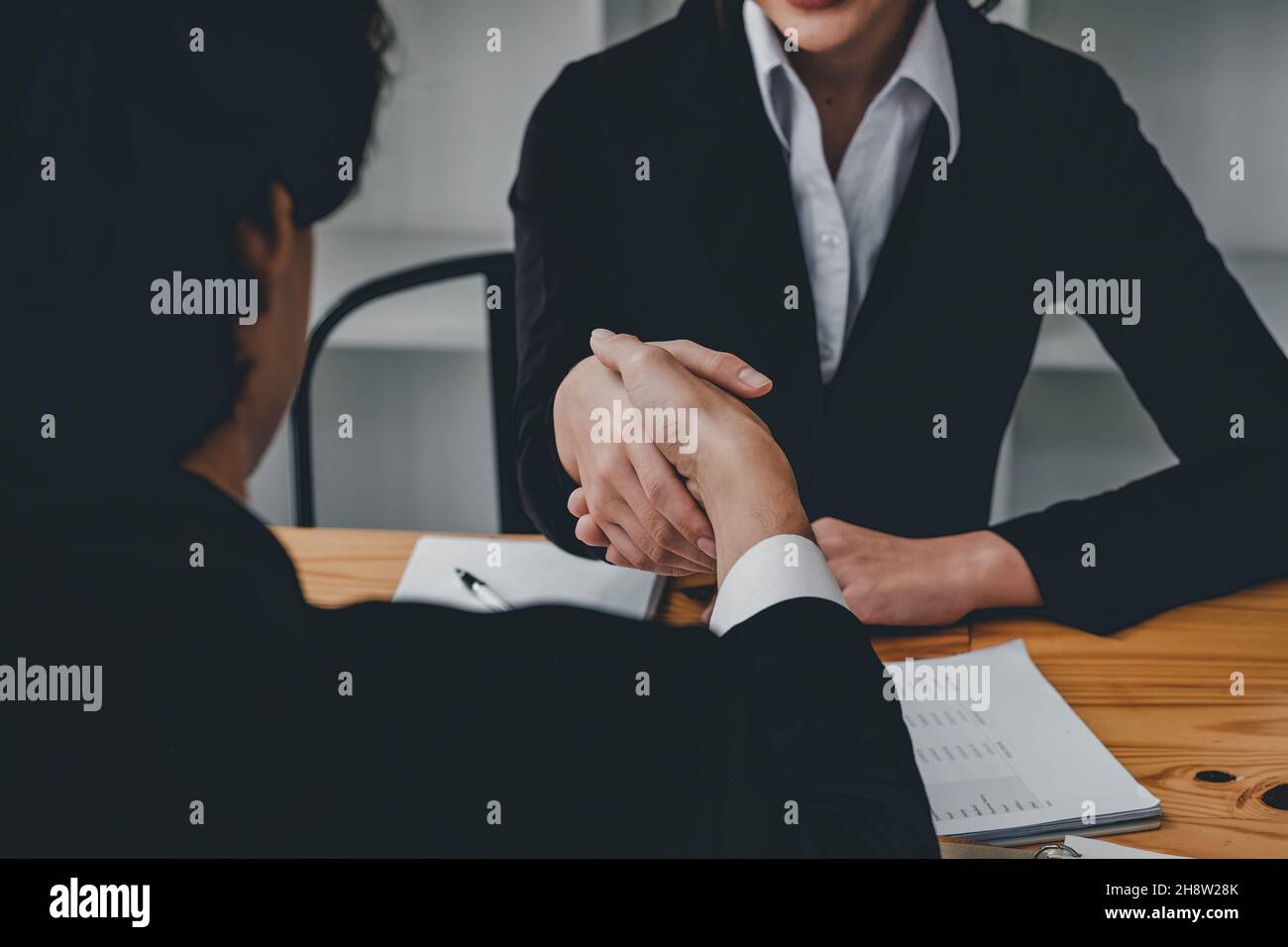 Nahaufnahme von Geschäftsleuten, die sich die Hände schütteln und das Treffen abschließen. Erfolg, Umgang, Begrüßung und Partnerkonzept. Stockfoto