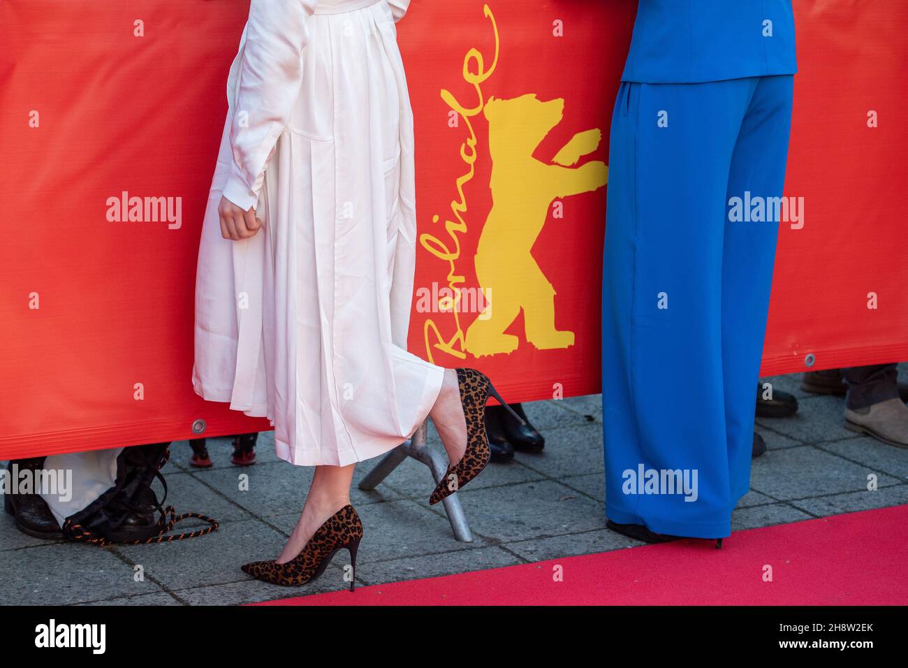 BERLIN, DEUTSCHLAND-Februar 09: Frauen auf dem roten Teppich vor der Premiere des Films 'Brecht' auf den Berlinale Filmfestspielen 69th Stockfoto