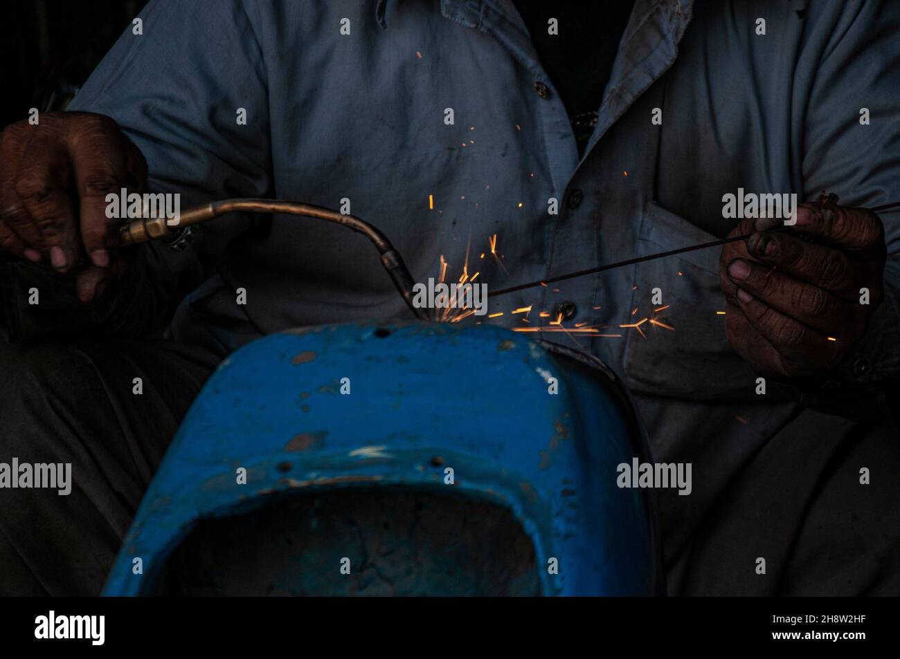 Rawalpindi, Pakistan während die Straßen Pakistans mit billigen chinesischen Motorrädern übersät sind, sind Fans des seltenen Vespa-Motorrollers abgekratzen Stockfoto