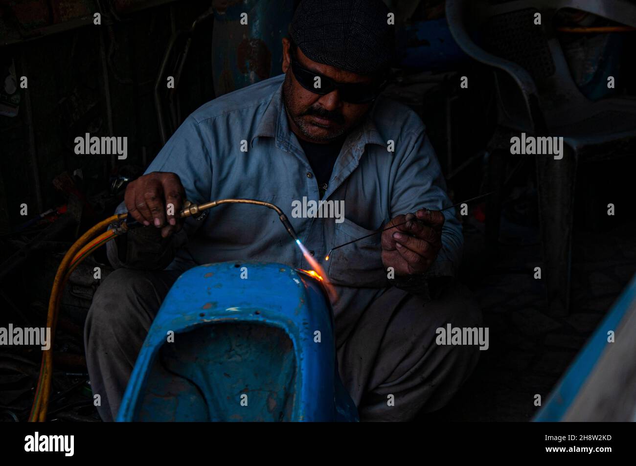 Während die Straßen Pakistans mit billigen chinesischen Motorrädern übersät sind, sind die Liebhaber des seltenen Vespa-Motorrollers auf der Suche nach dem Ersatz-pak Stockfoto