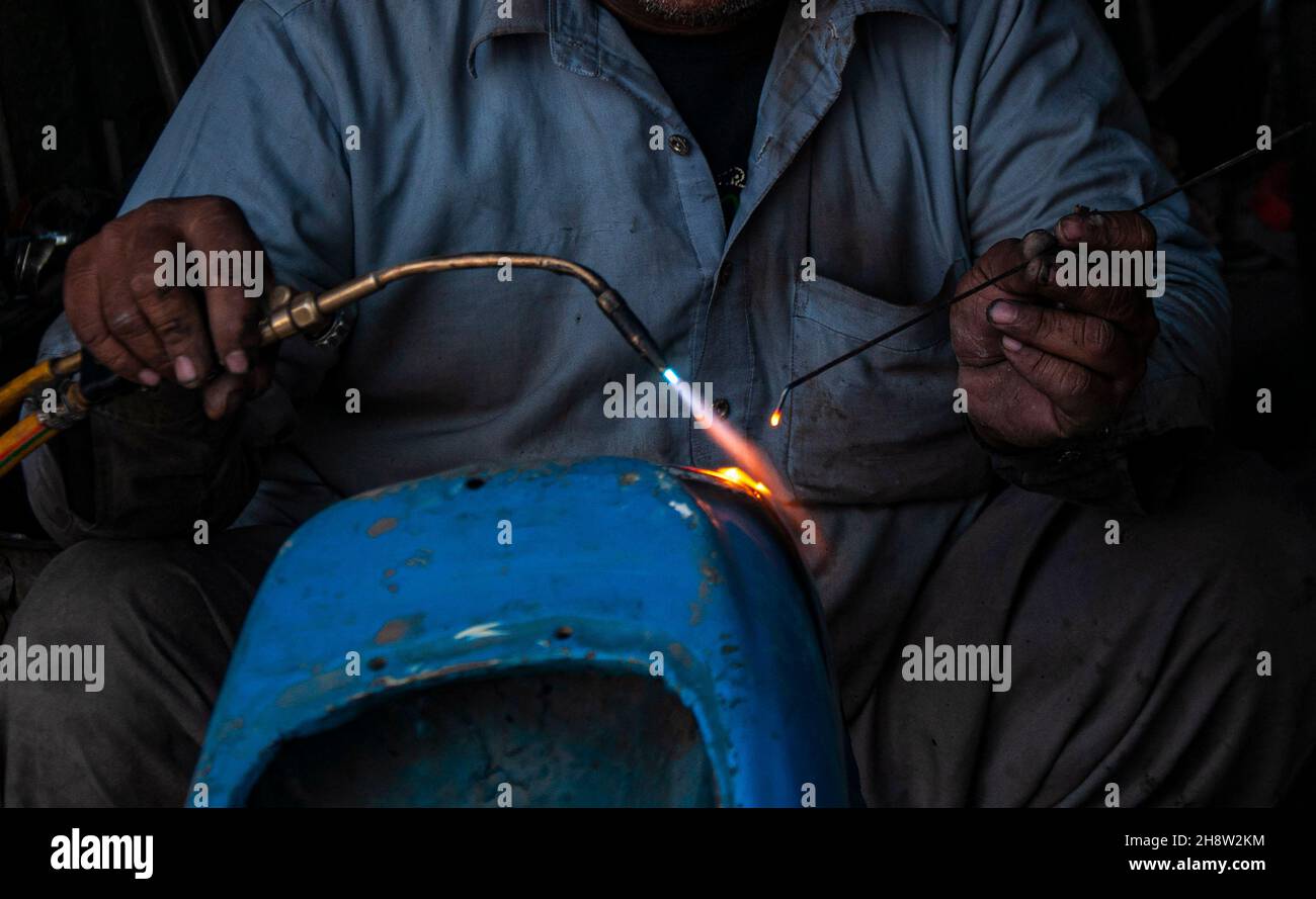 Während die Straßen Pakistans mit billigen chinesischen Motorrädern übersät sind, sind die Liebhaber des seltenen Vespa-Motorrollers auf der Suche nach dem Ersatz-pak Stockfoto