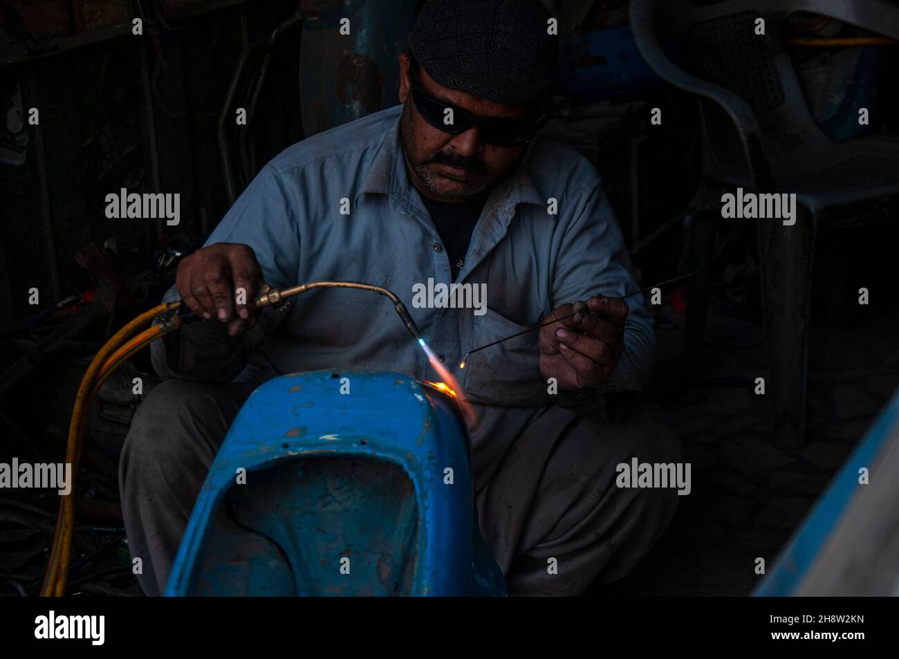 Während die Straßen Pakistans mit billigen chinesischen Motorrädern übersät sind, sind die Liebhaber des seltenen Vespa-Motorrollers auf der Suche nach dem Ersatz-pak Stockfoto
